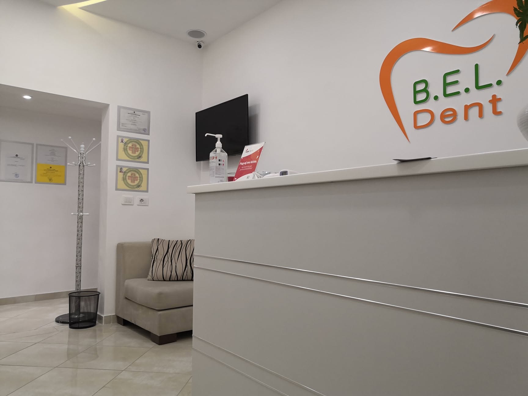 Reception della clinica B.E.L. Dent a Tirana